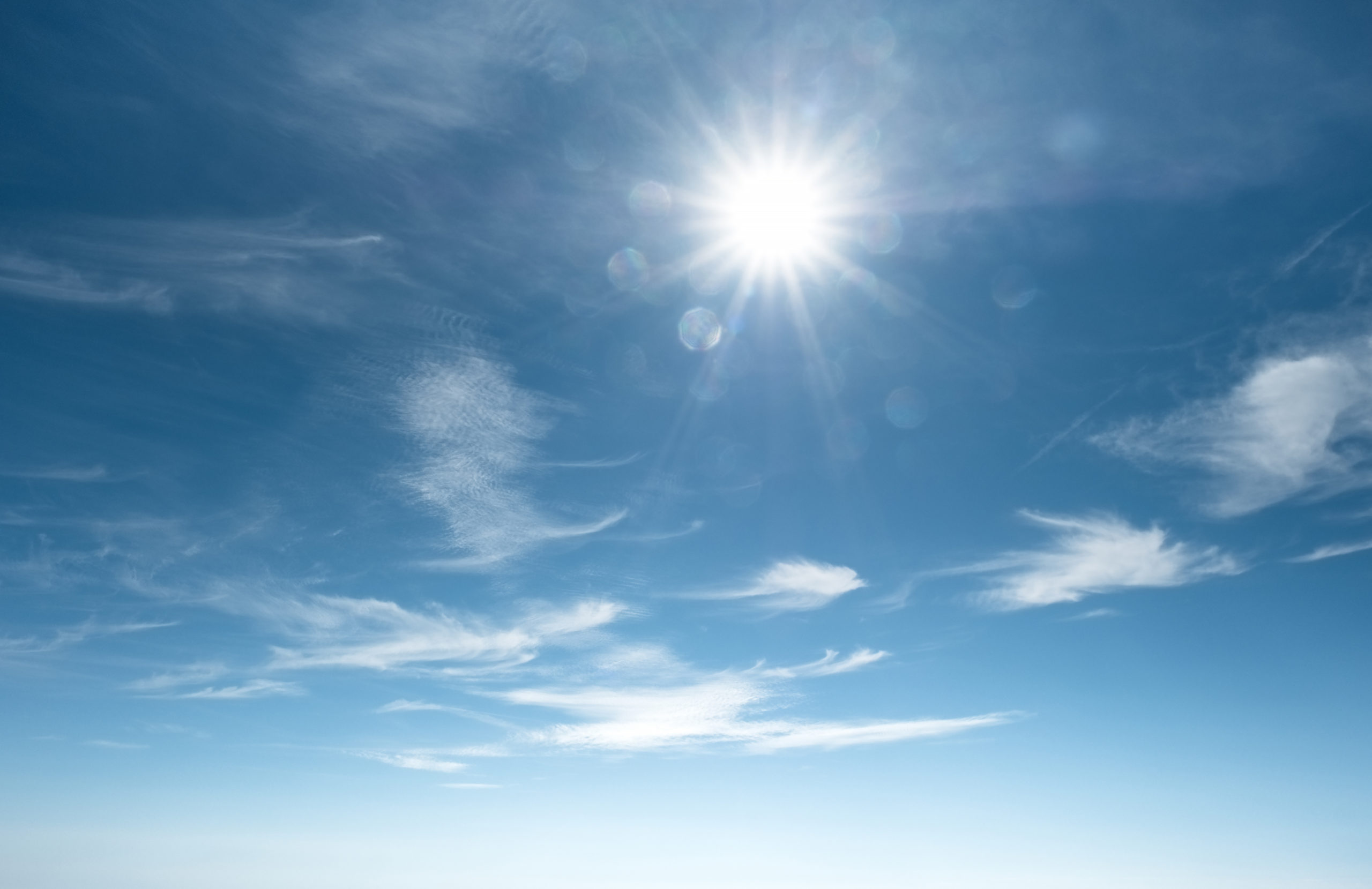 ciel bleu soleil nuage cirrus été chaleur beau météo fond ciel bleu soleil nuage cirrus été chaleur beau météo fond